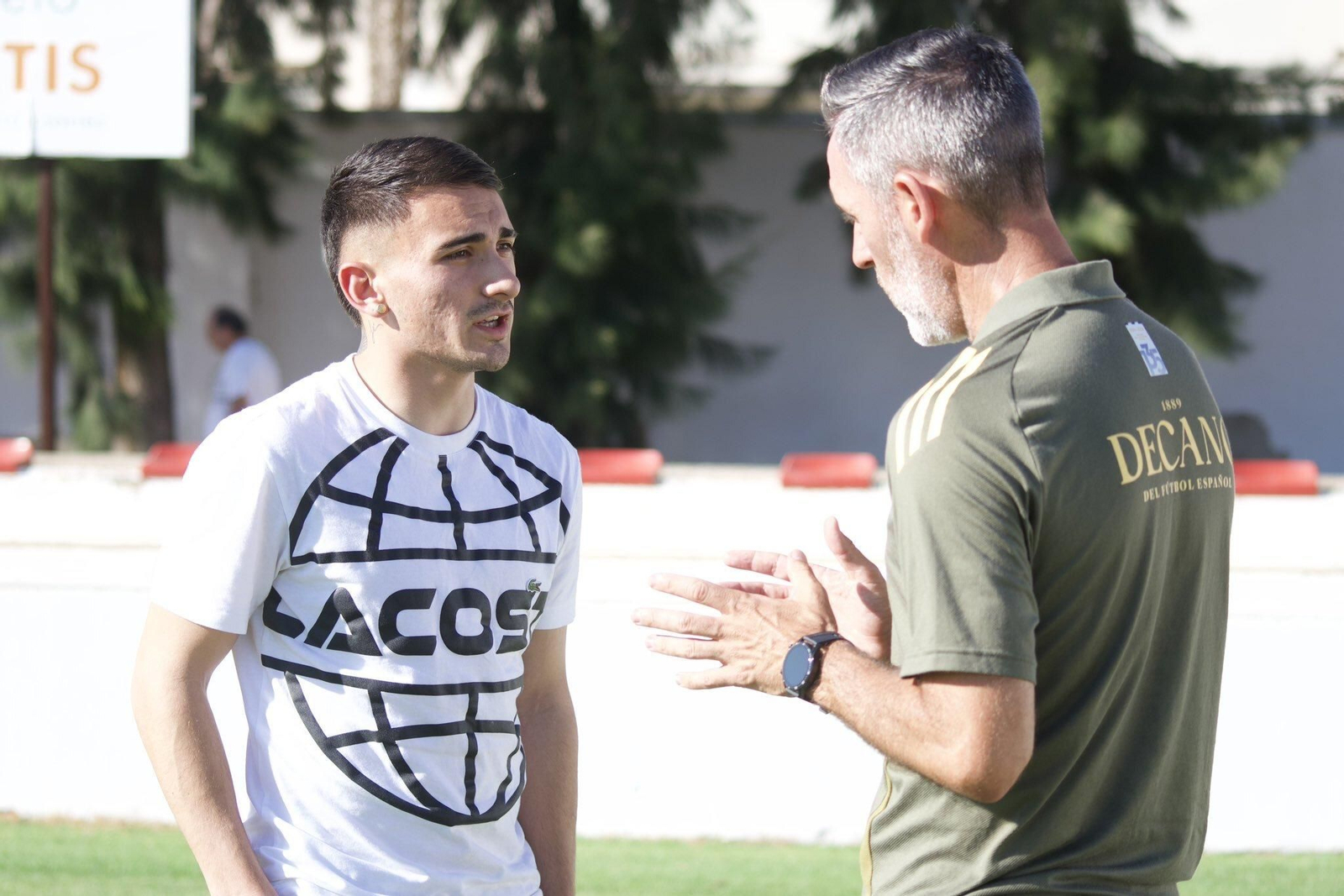Juan Cerrudo conversa con Abel Gómez antes del partido en Chiclana.