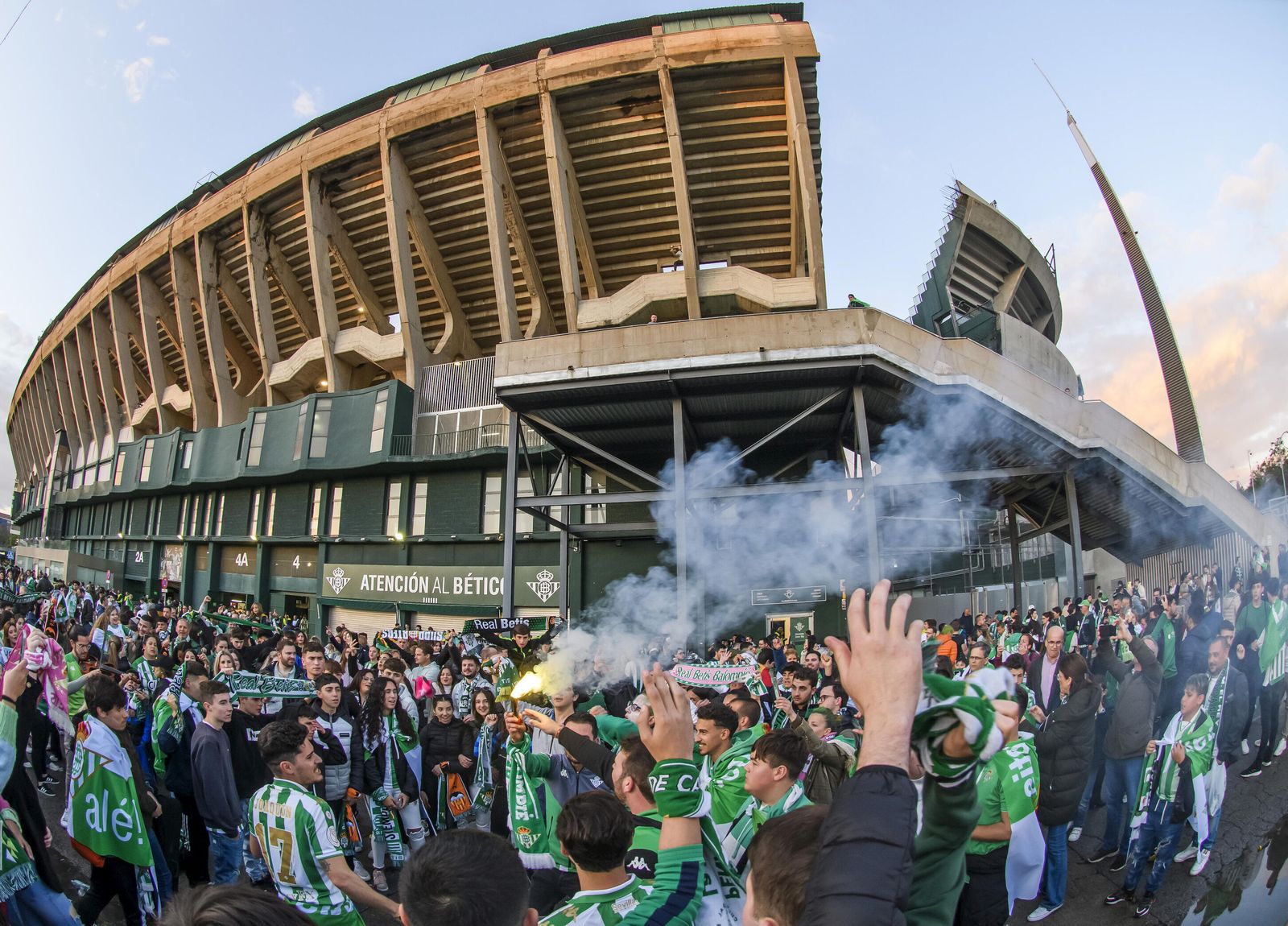 Aficionados béticos en los aledaños del Benito Villamarín.