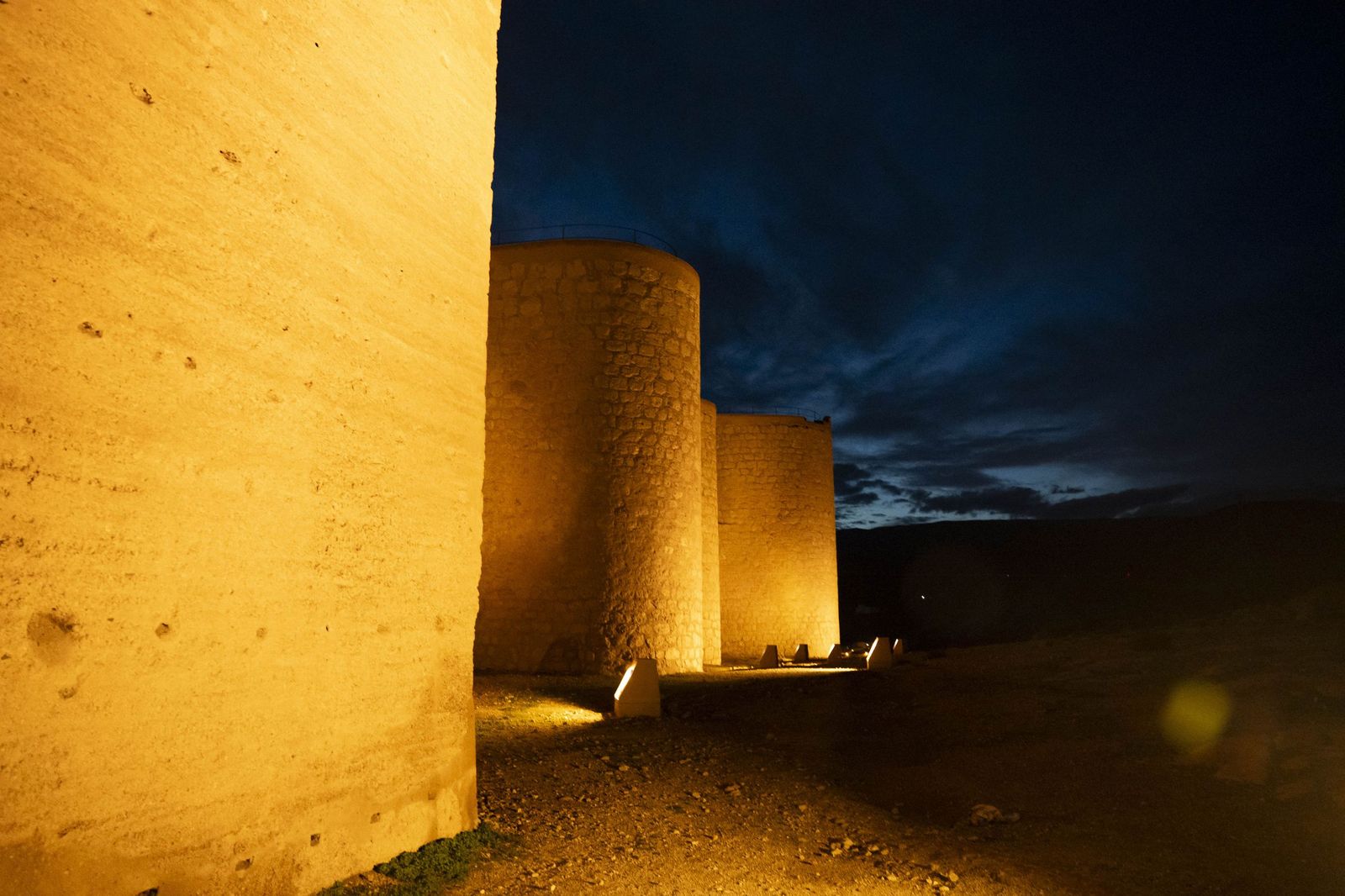 Las murallas del Cerro de San Cristóbal se encienden para iluminar Almería