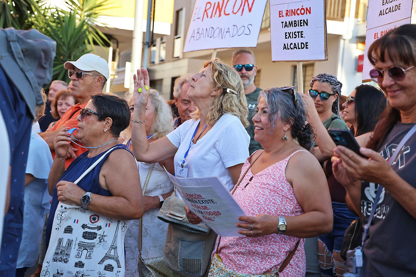 Imágenes de la concentración de los vecinos del Portil por el abandono de la playa