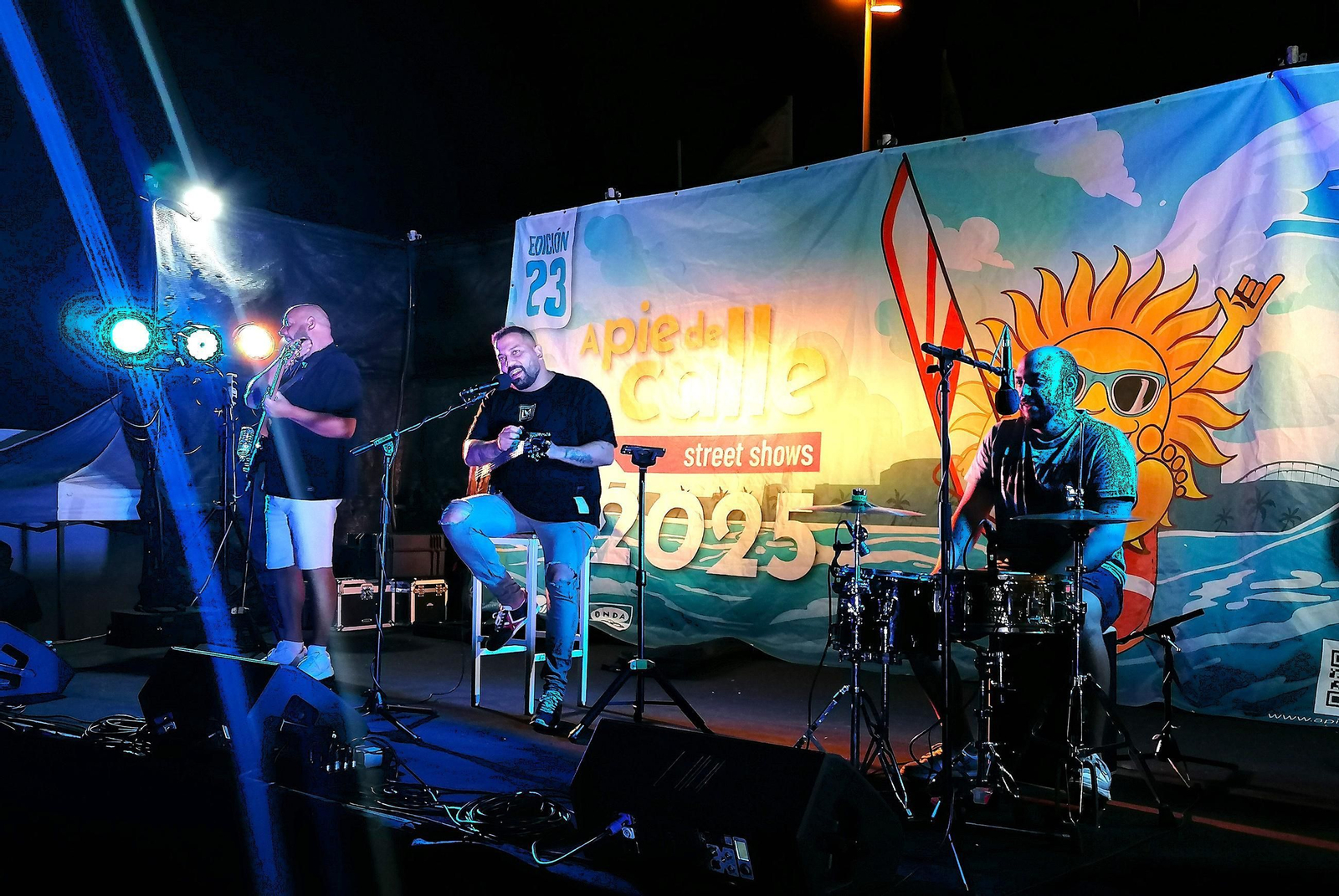 Jesús Cortés durante su actuación en la Urbanización de Roquetas de Mar.