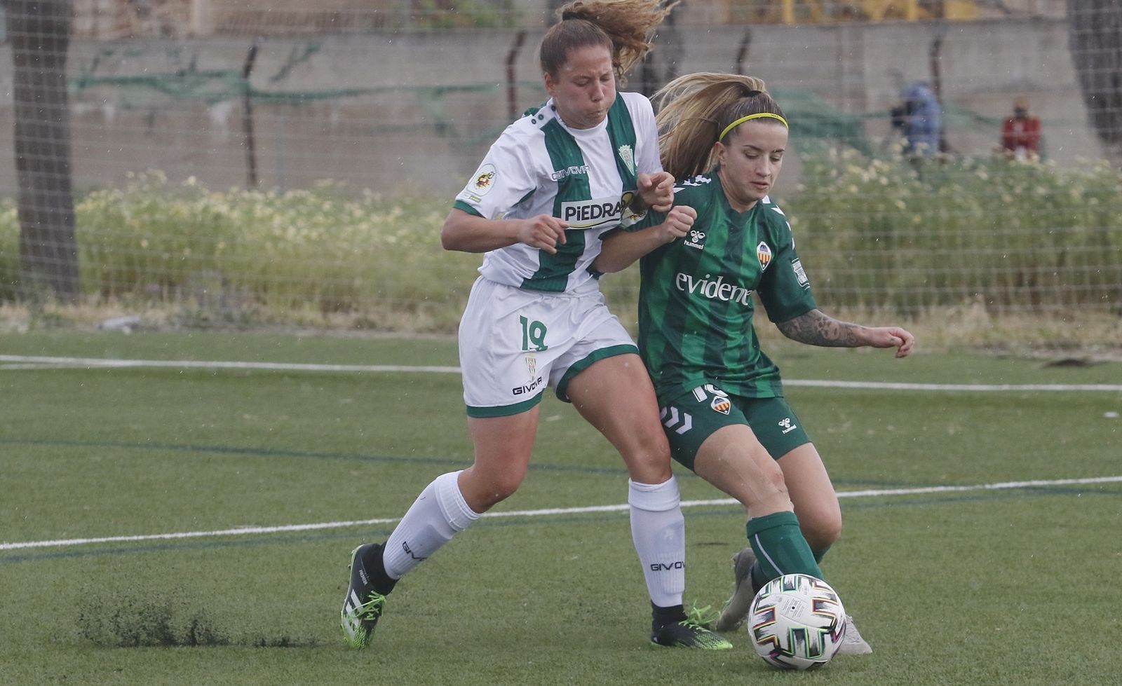 Cintia Hormigo pelea un balón con una rival.