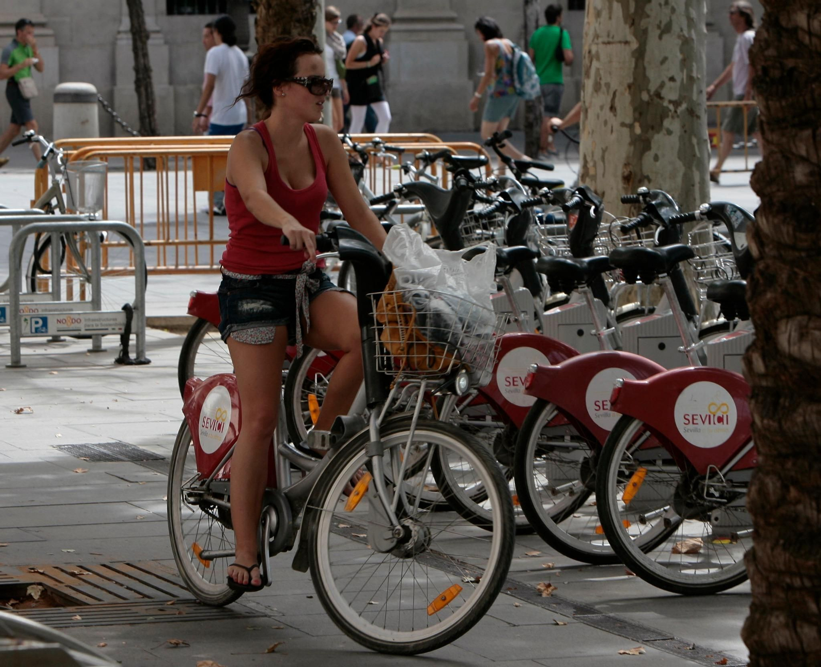Una mujer en bici por Sevilla