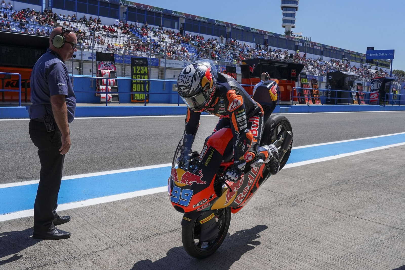Rueda se exhibe con su moto tras acabar los entrenamientos en el Circuito de Jerez.