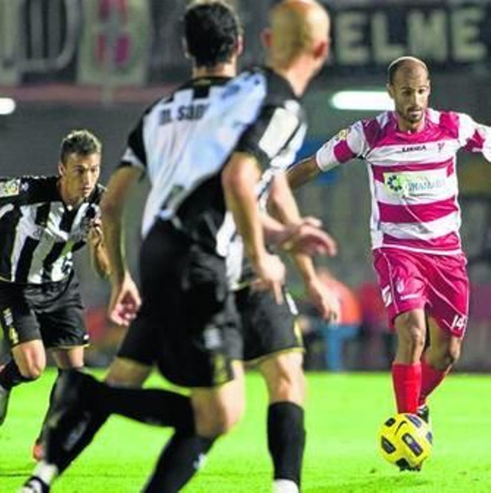 Mikel Rico intenta avanzar ante la presión de los hombres del Cartagena. Mikel Rico intenta avanzar ante la presión de los hombres del Cartagena.