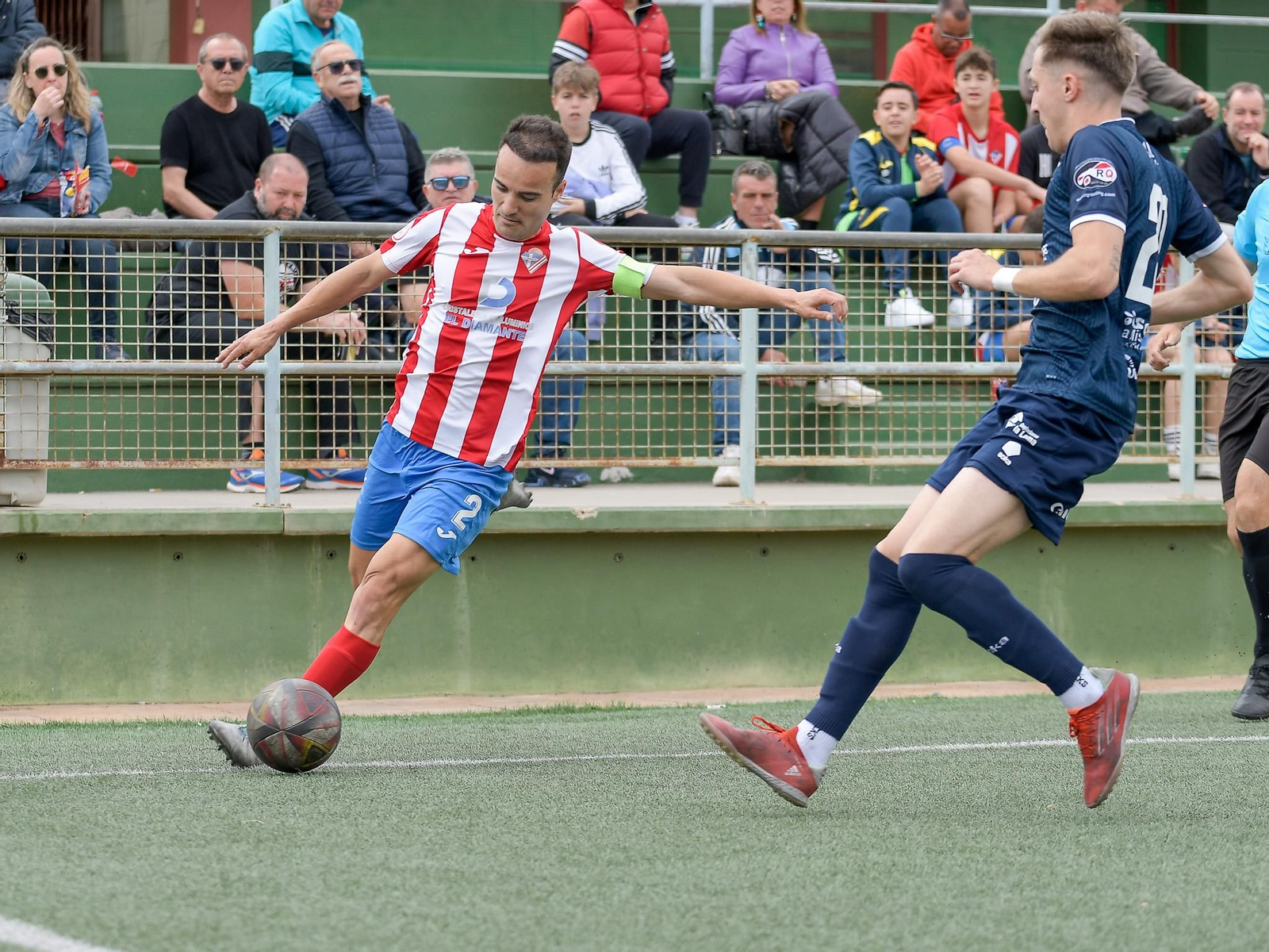 Linares en plena ejecución de un centro durante un encuentro disputado esta última temporada con el Poli Almería. Linares en plena ejecución de un centro durante un encuentro disputado esta última temporada con el Poli Almería.