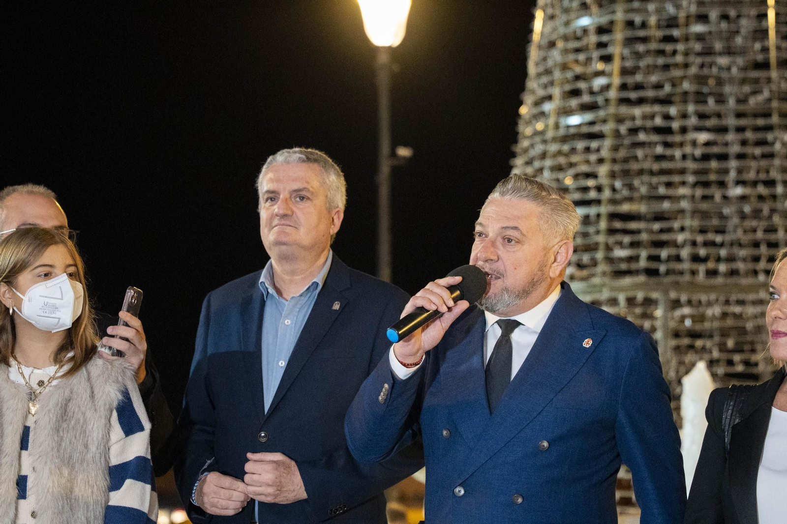 El encendido del alumbrado navideño del Hospital Universitario Torrecárdenas, en imágenes