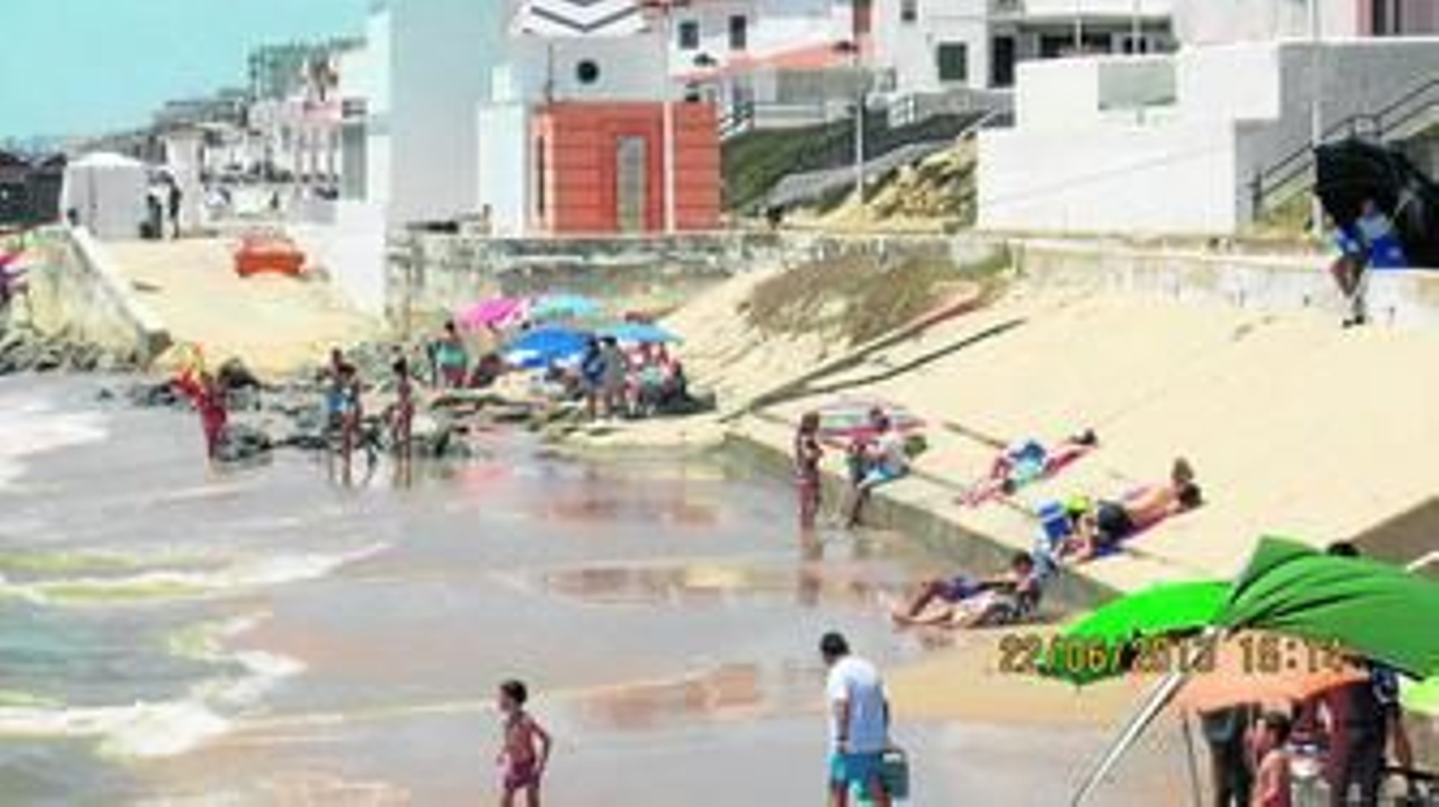 La arena desaparece de la playa cuando sube la marea.