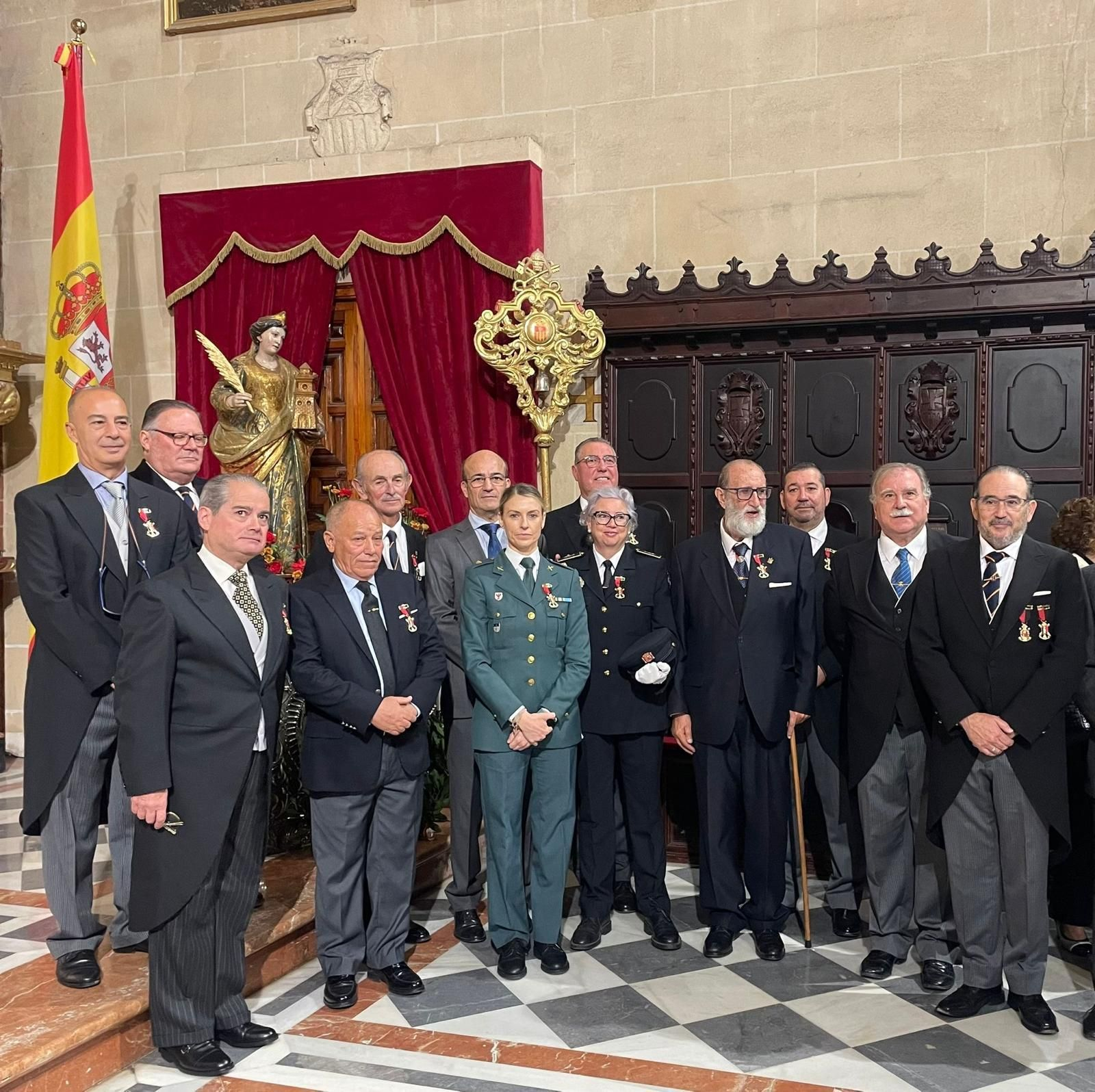 Los miembros de la Orden, junto a los nuevos nombramientos. Los miembros de la Orden, junto a los nuevos nombramientos.