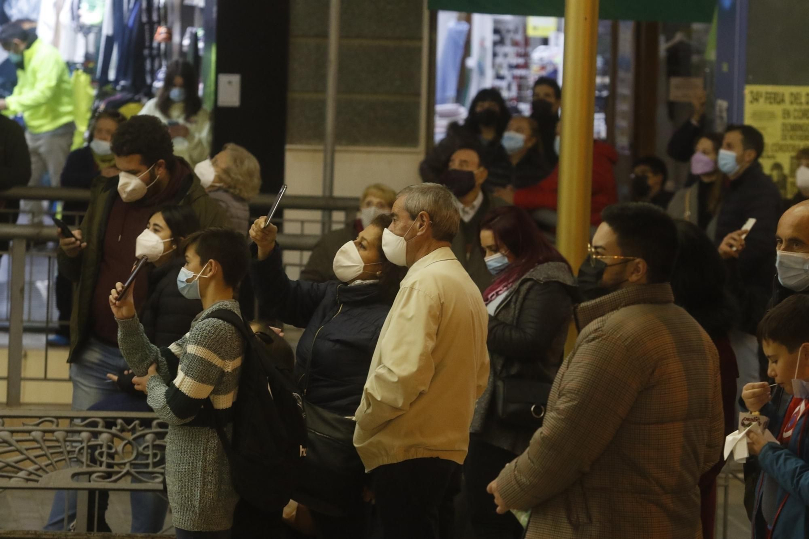 El encendido del espectacular alumbrado navideño de Puente Genil, en fotografías