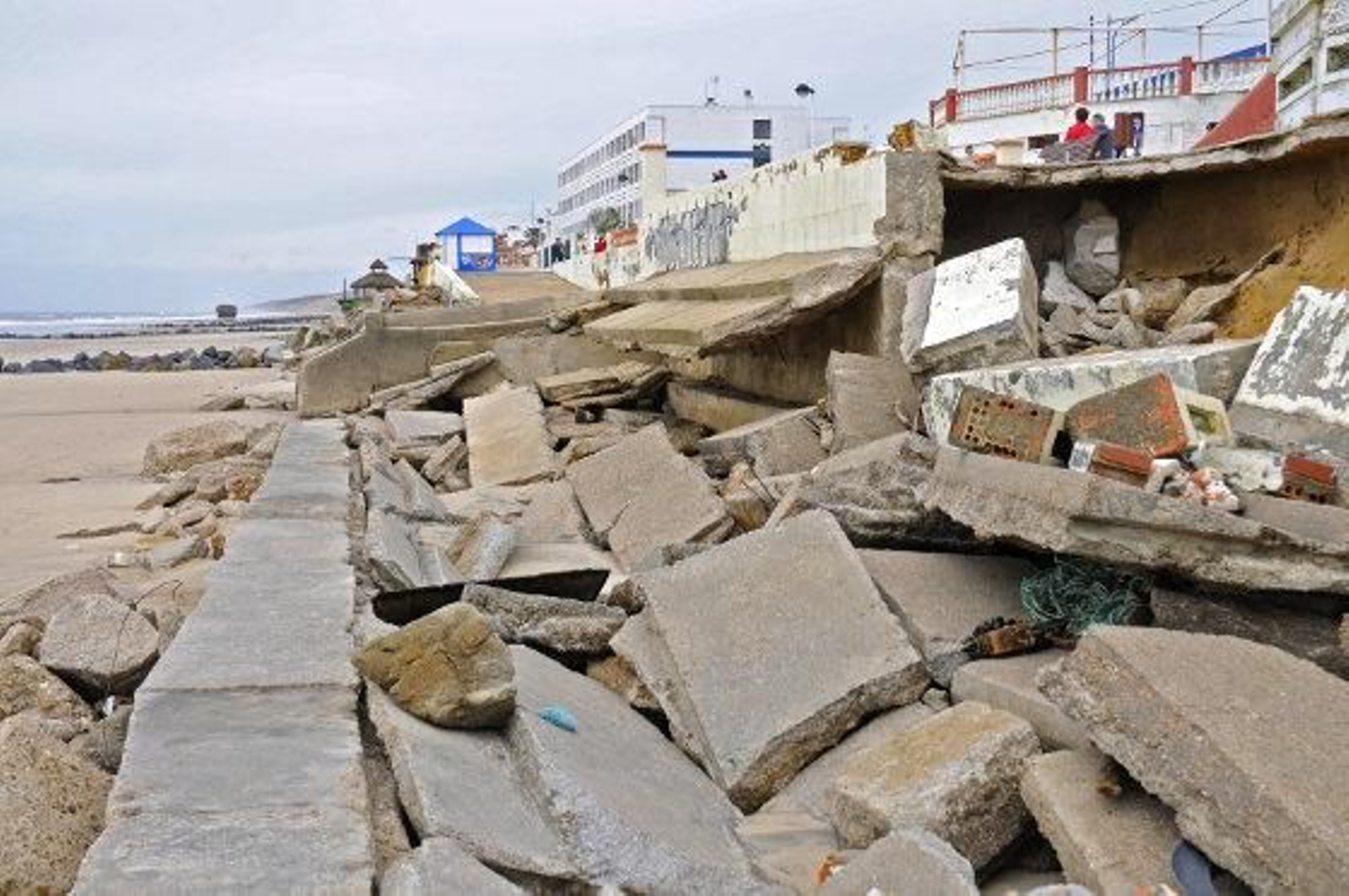 Imagen perteneciente al 5 de marzo de 2010 en el que se puede ver el estado en el quedó la zona vista vista en la foto anterior de la playa de Matalascañas. / Juan Carlos Vázquez