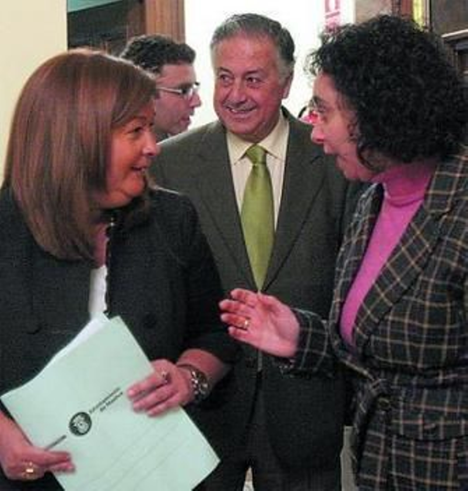 Los concejales de Consumo y Atención al Ciudadano con Balbuena.