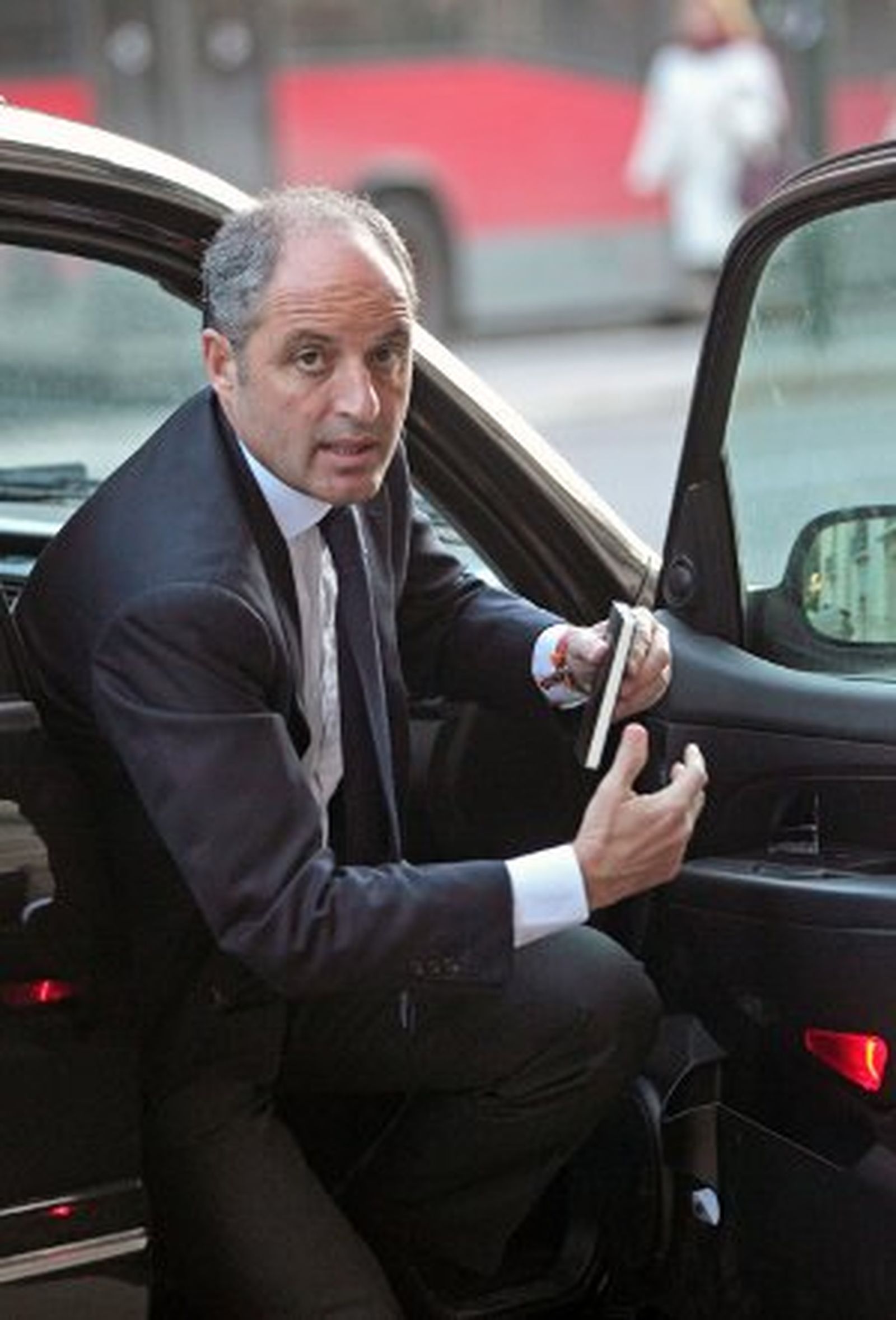 Un futuro pendiente del voto de nueve ciudadanos