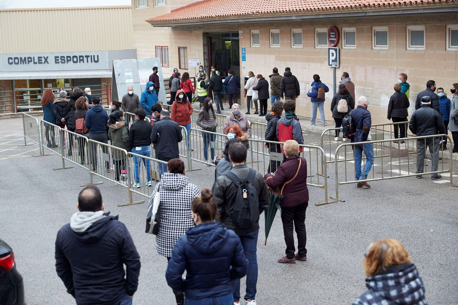 Colas en un colegio electoral de Tarragona.