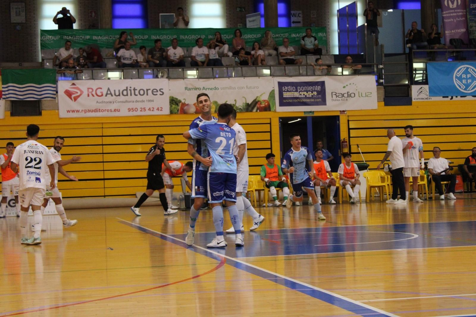 Los celestes celebran un gol durante el encuentro de la primera jornada que disputaron ante los murcianos.