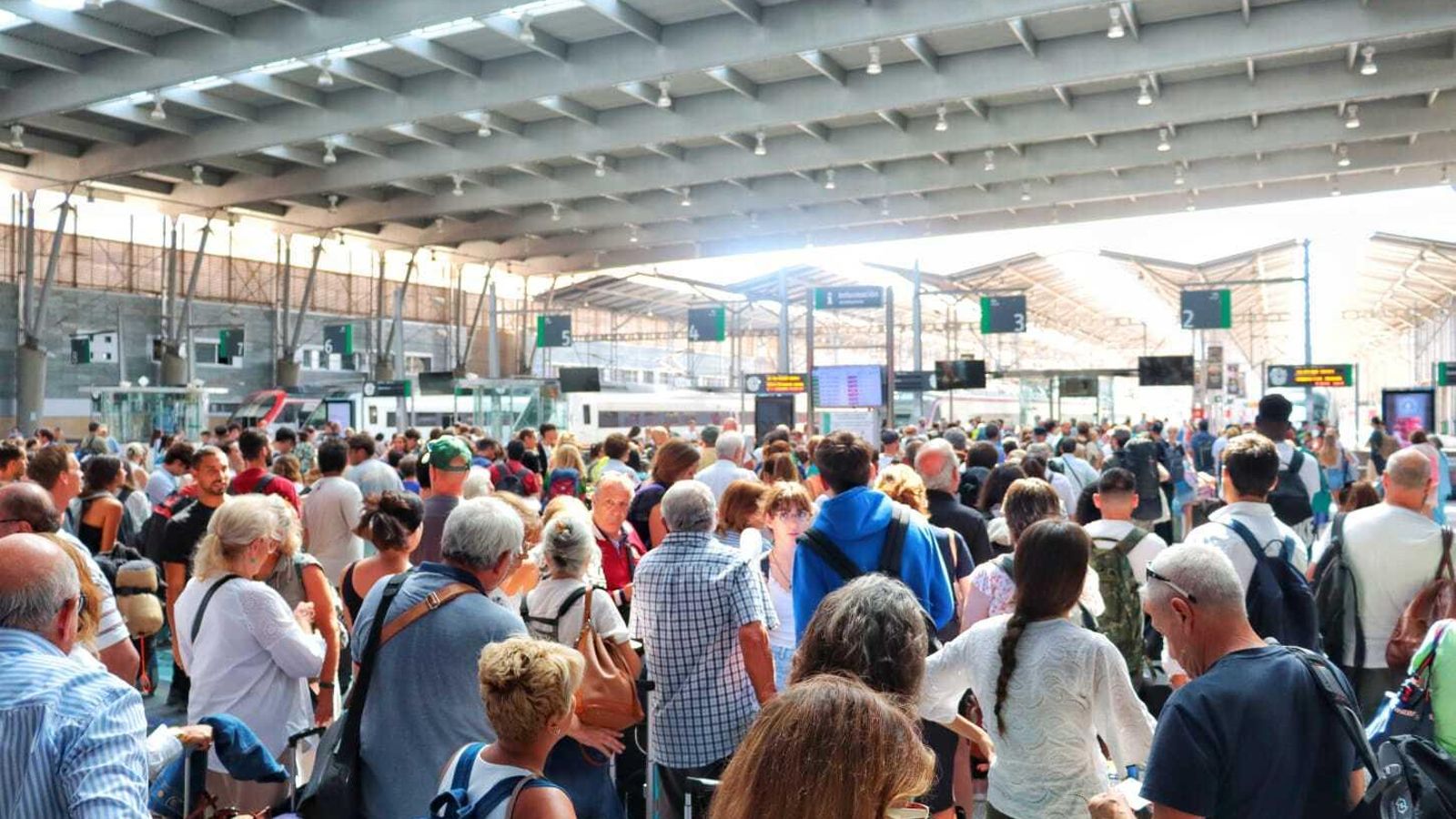 Cientos de viajeros se agolpan en la estación de tren esperando coger un AVE a Madrid el lunes por la tarde.