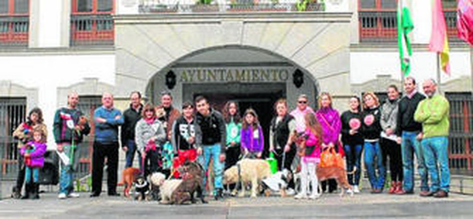 Los participantse posaron con sus mascotas junto al alcalde en la puerta del Consistorio abderitano.
