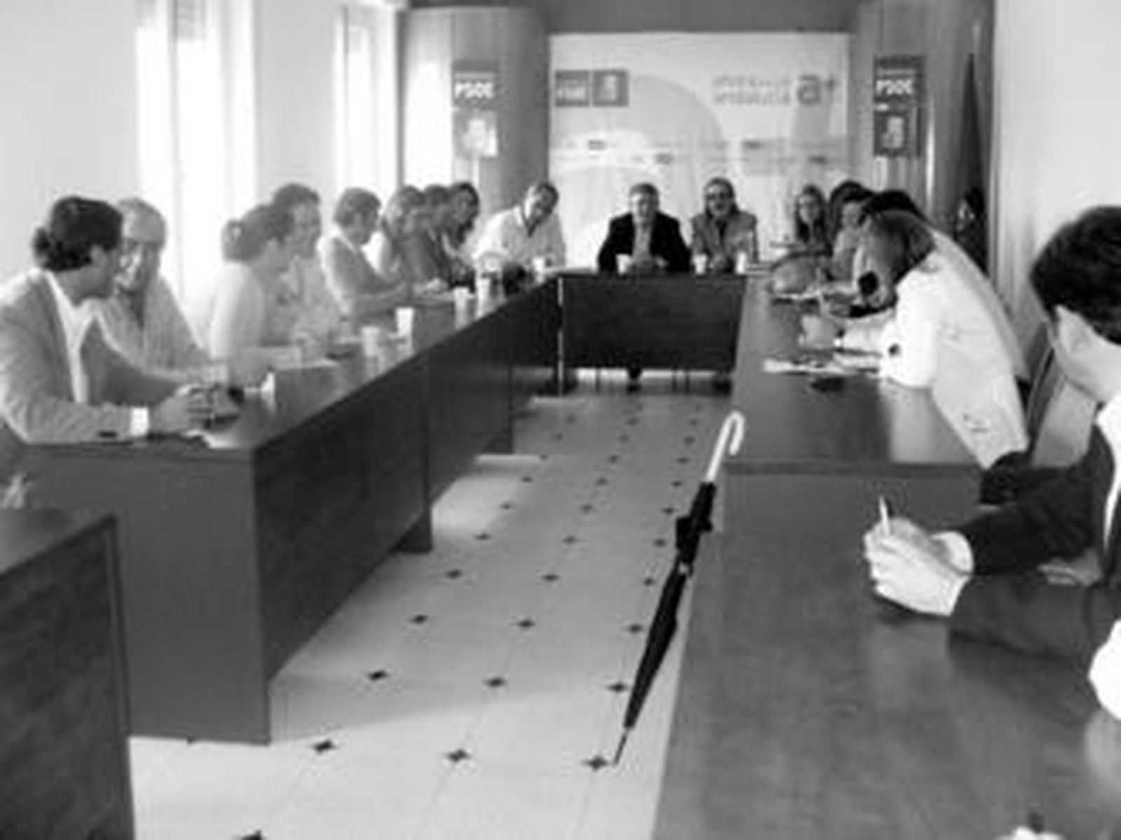 Los miembros de la ejecutiva provincial del PSOE reunidos ayer en Cádiz para abordar la crisis interna del partido en San Roque.