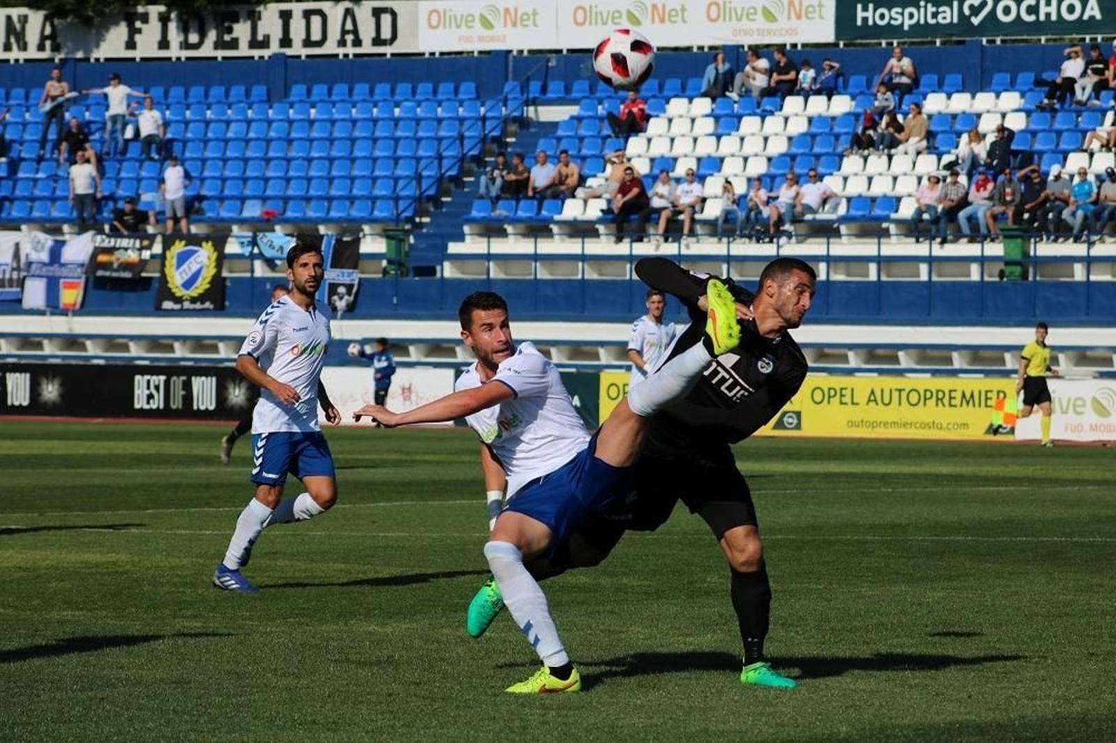 El albinegro Gastón y José Cruz pelean el balón.