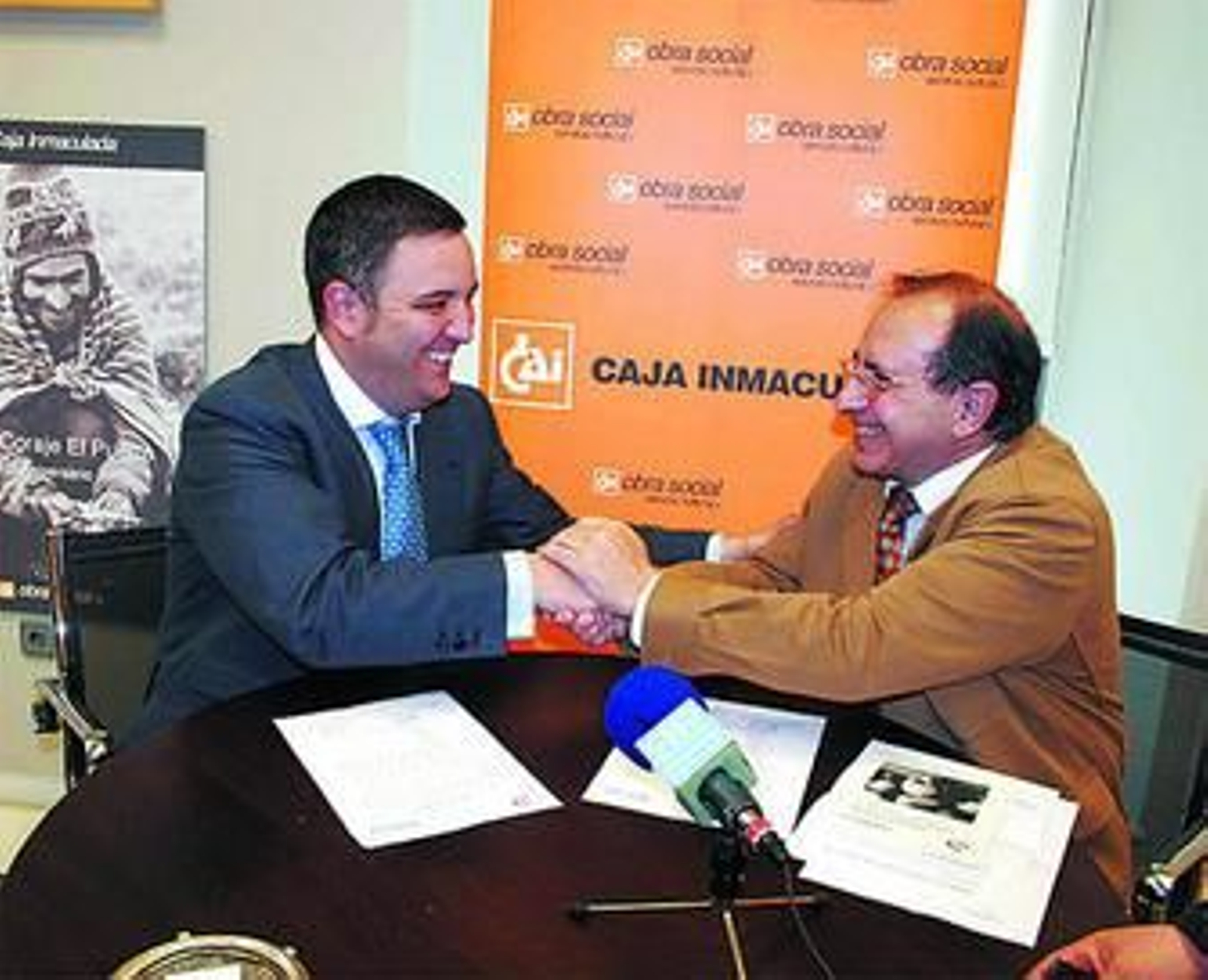 García-Figueras y Manuel Pacheco, tras la firma del convenio.