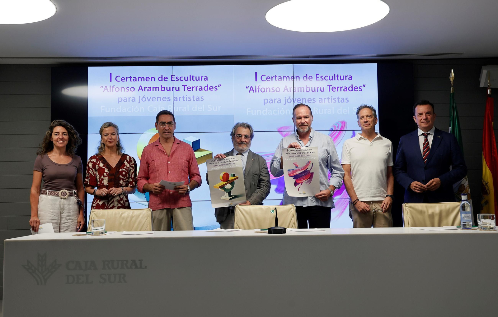 Foto de familia de la presentación del I Certamen de Pintura y Escultura 'Alfonso Aramburu Terrades'.
