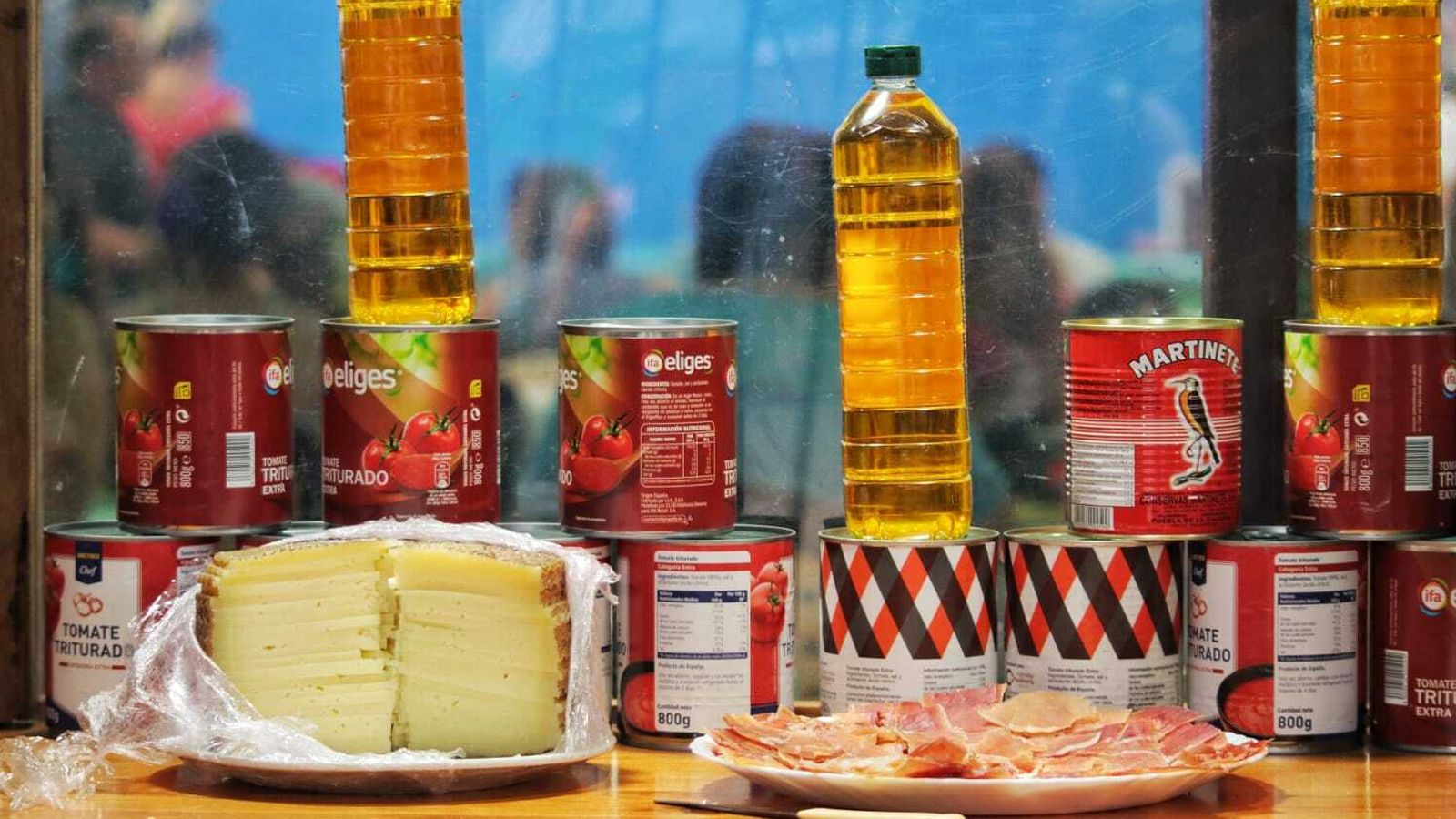 Jamón y queso preparados en los platos