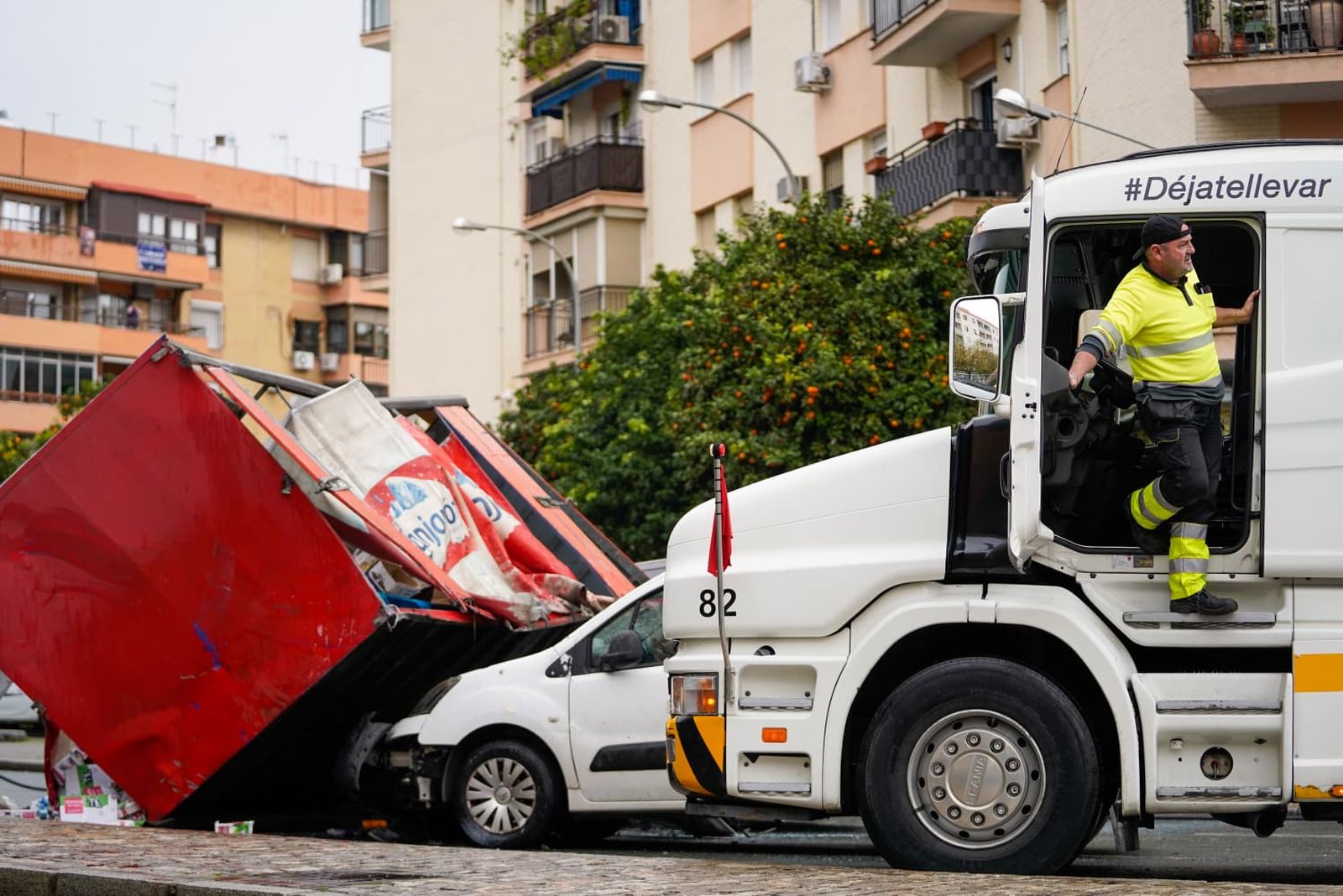 Las fotos del accidente múltiple entre un autobús de Tussam y un camión en Sevilla