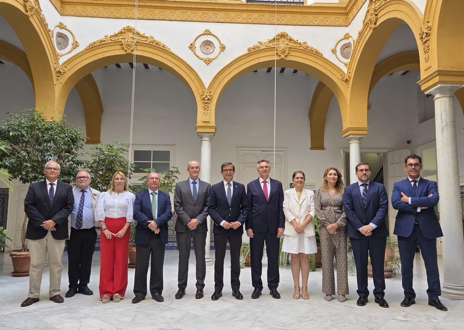 Representantes de AGI, AIQBE y Junta de Andalucía, tras la firma