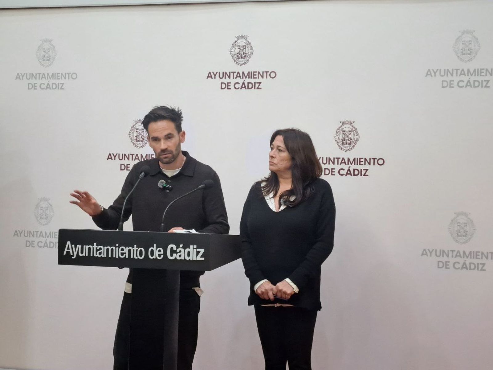 Los portavoces de AIG David de la Cruz y Helena Fernández, en la rueda de prensa ofrecida este jueves.