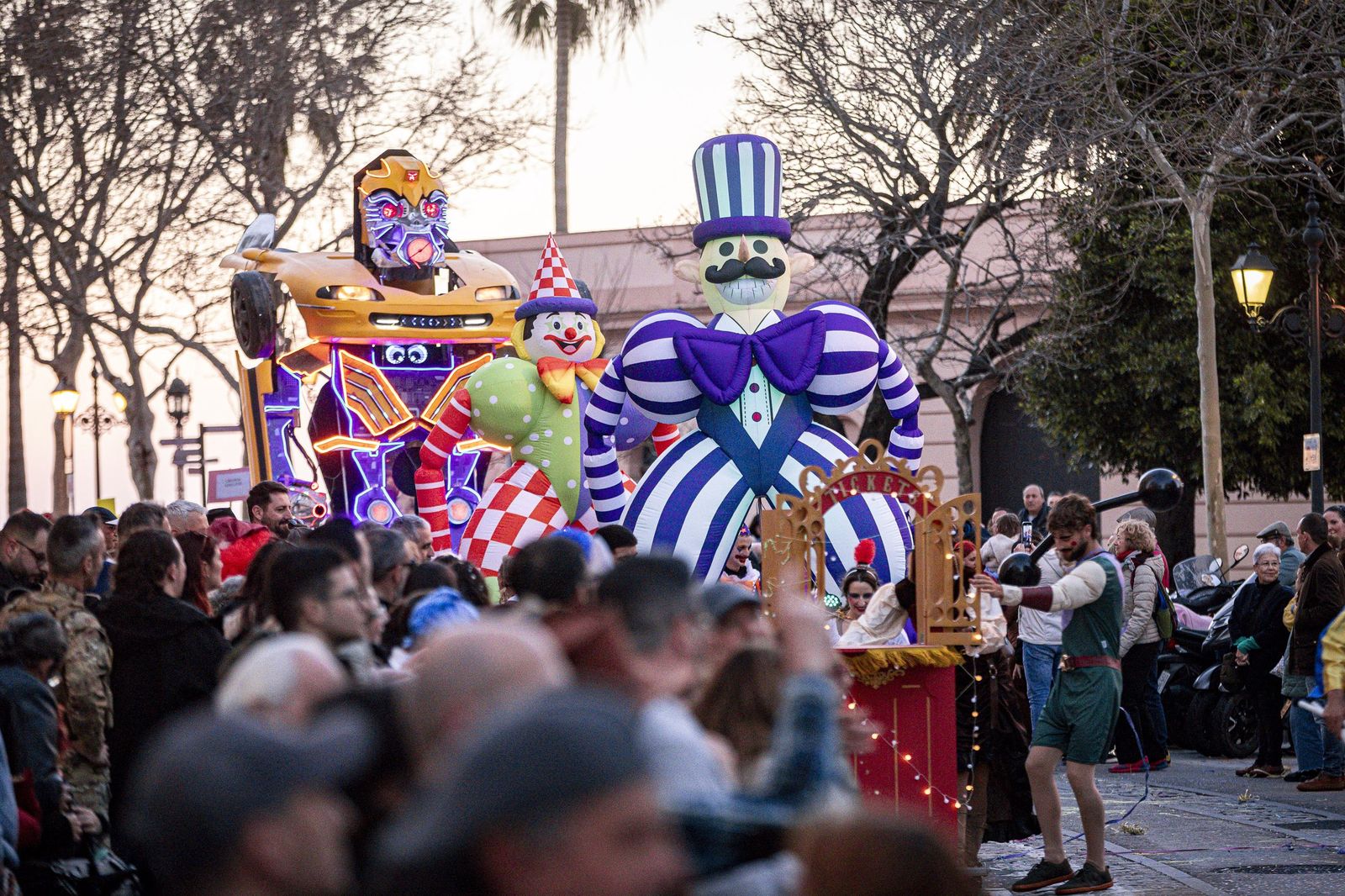 Las mejores imágenes de la Cabalgata del Humor del Carnaval de Cádiz 2026
