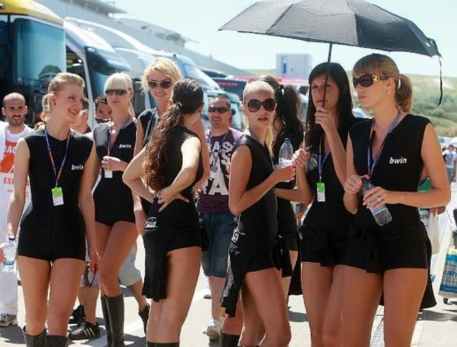Las chicas del ´paddock´, puro espectáculo en Jerez.   Foto: Juan Carlos Toro/ Manuel Aranda