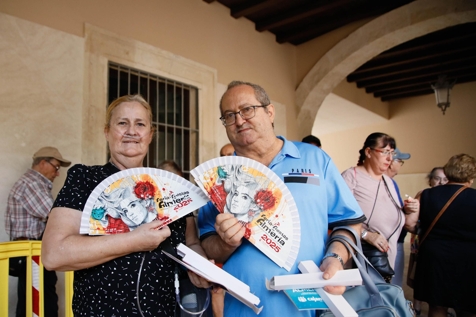 Las imágenes del reparto de abanicos en la Plaza de la Constitución en Almería