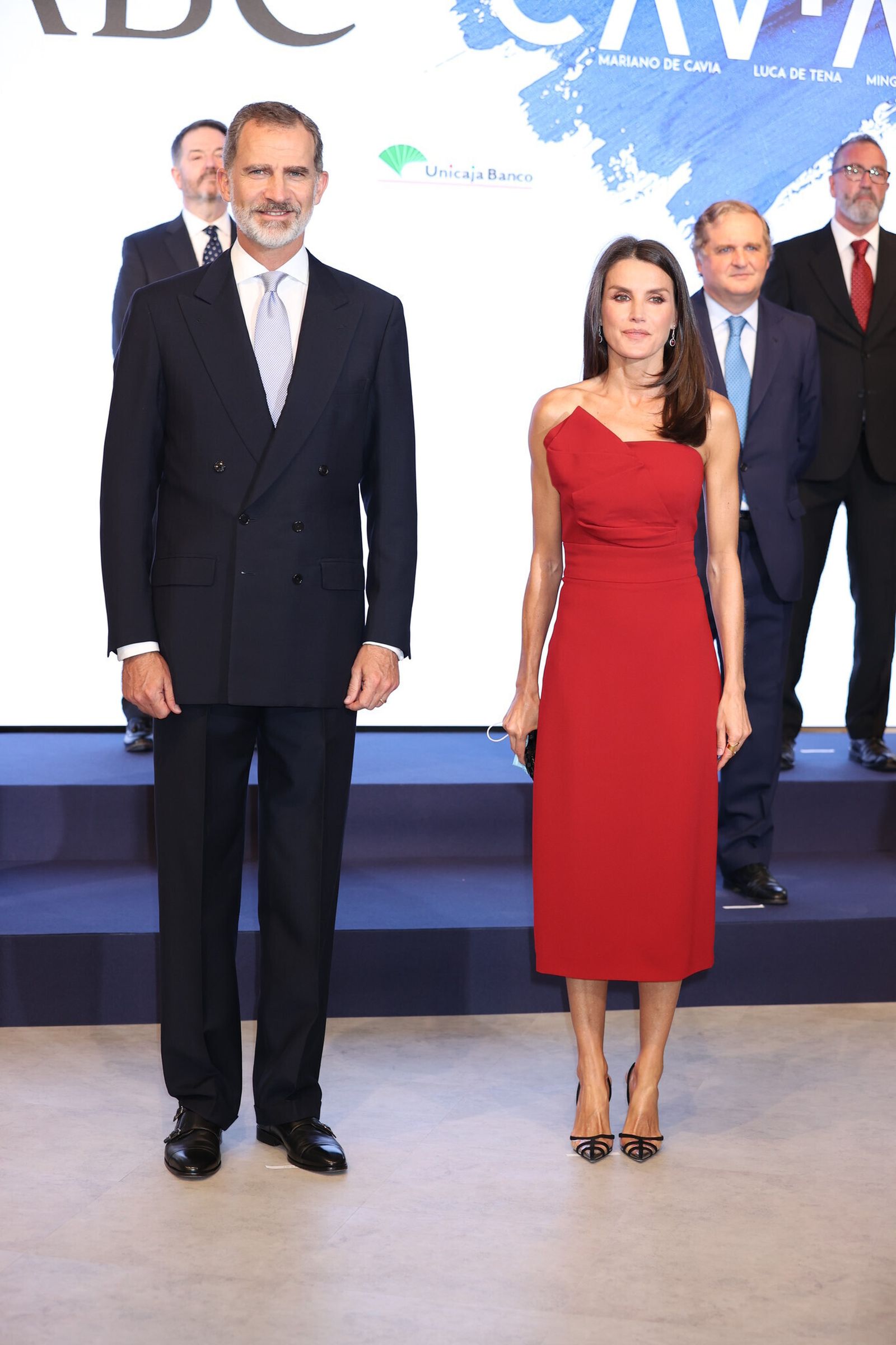 Doña Letizia, con vestido rojo de Torretta, junto al Rey.