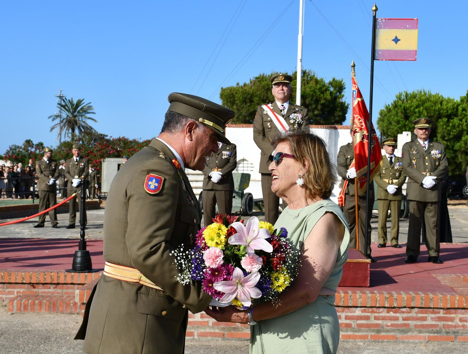 Simbólica entrega de un ramo de flores a la madre de uno de los aspirantes en reconocimiento a las familias de los alumnos
