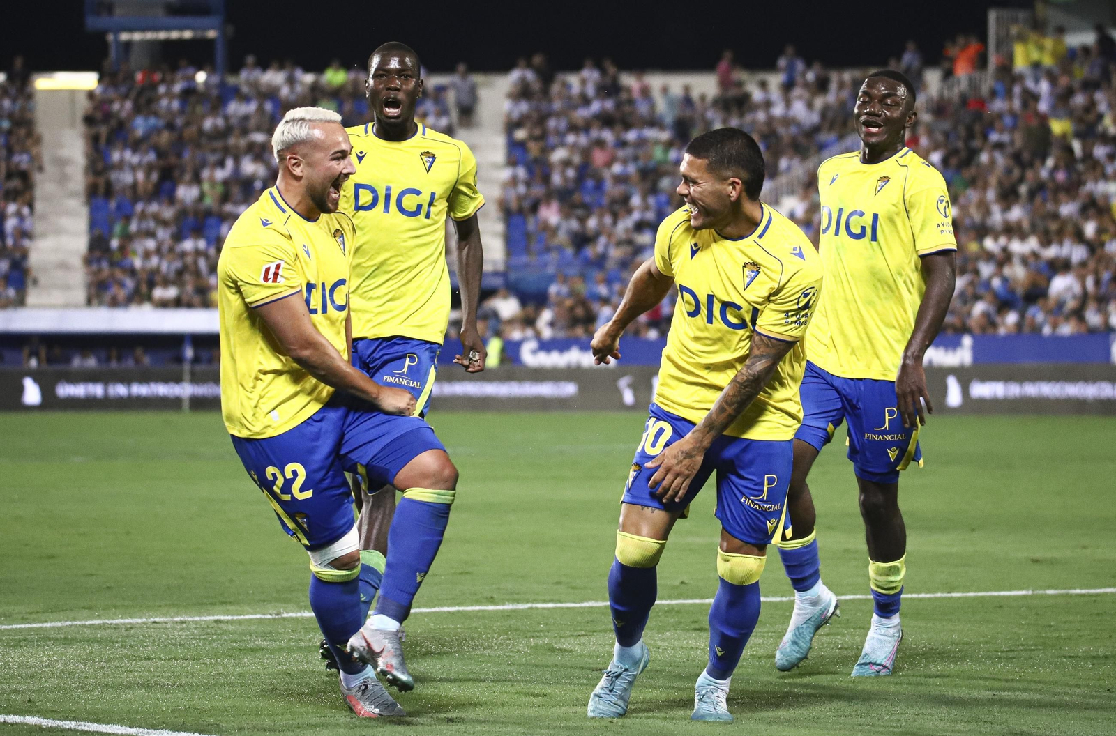 Risas entre Ontiveros y Brian Ocampo tras fabricar el gol del empate.