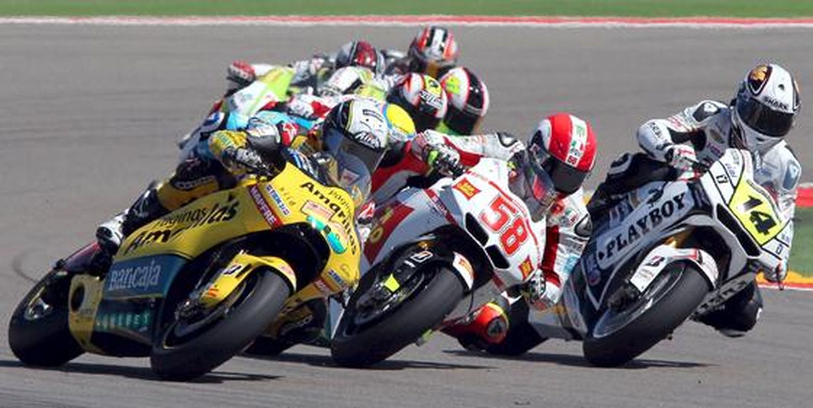 Barberá y Simoncelli, en la carrera de MotoGP.

Foto: Efe