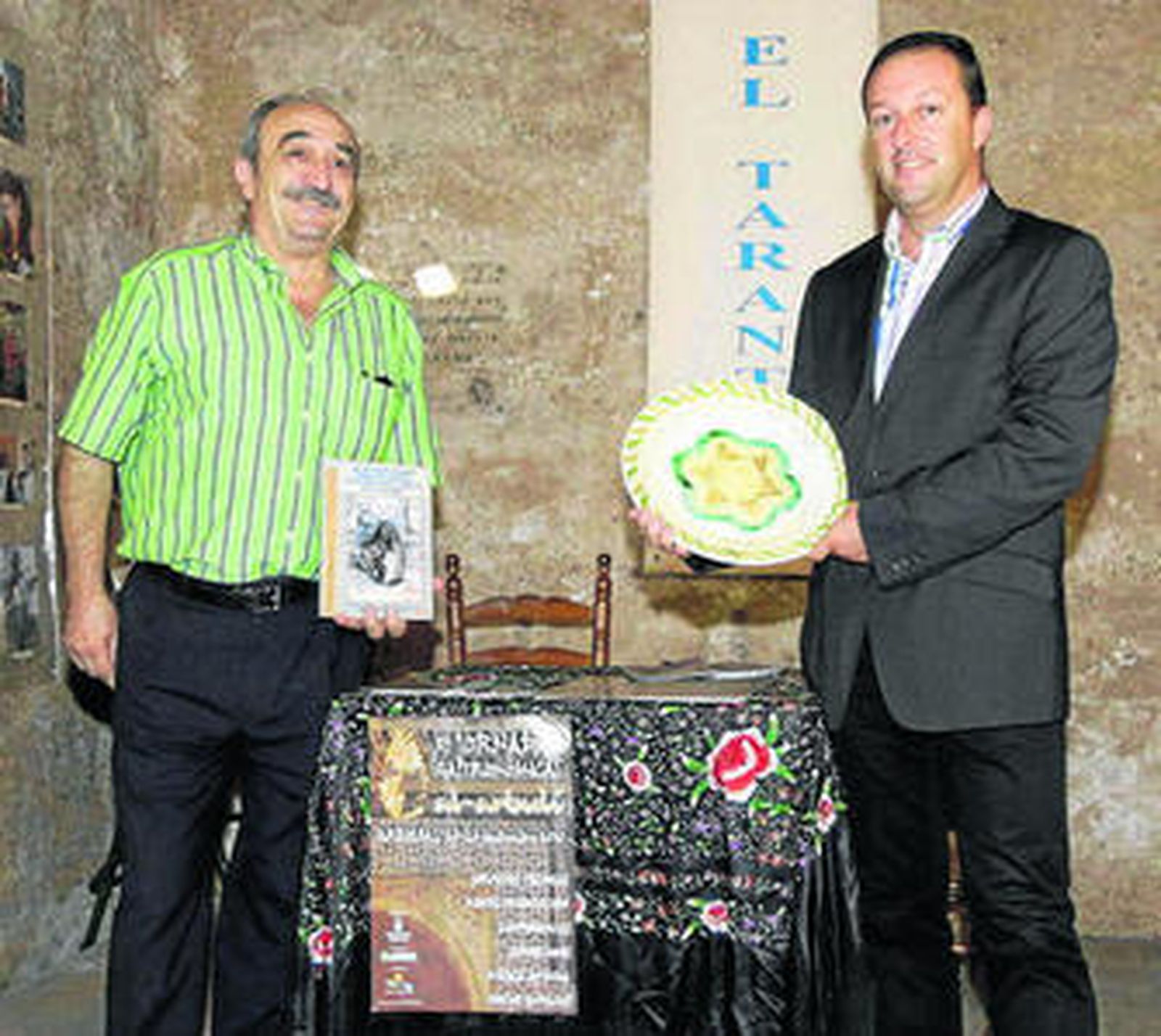 El director ténico y el alcalde de Arboleas ayer en los Aljibes.