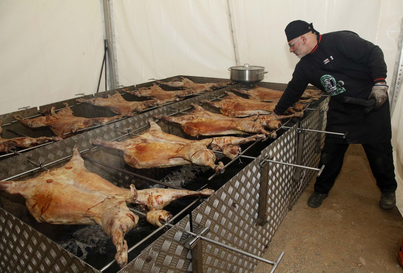 Asado de cordero en la feria ganadera puebleña.