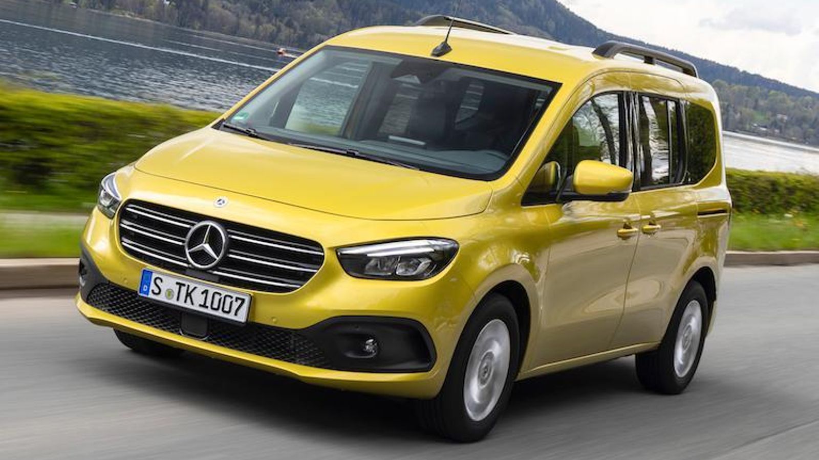 Los faros proceden de la Clase B de Mercedes y su calandra cromada, como las carcasas de los retrovisores, tiradores o o parachoques le dan un aire de turismo.