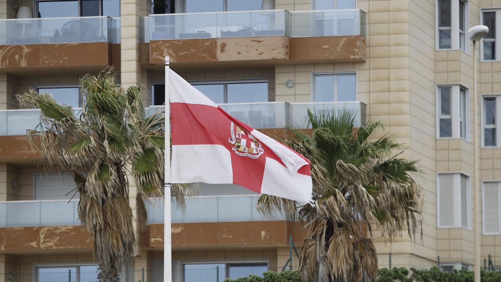 La bandera de Almería ondeando.