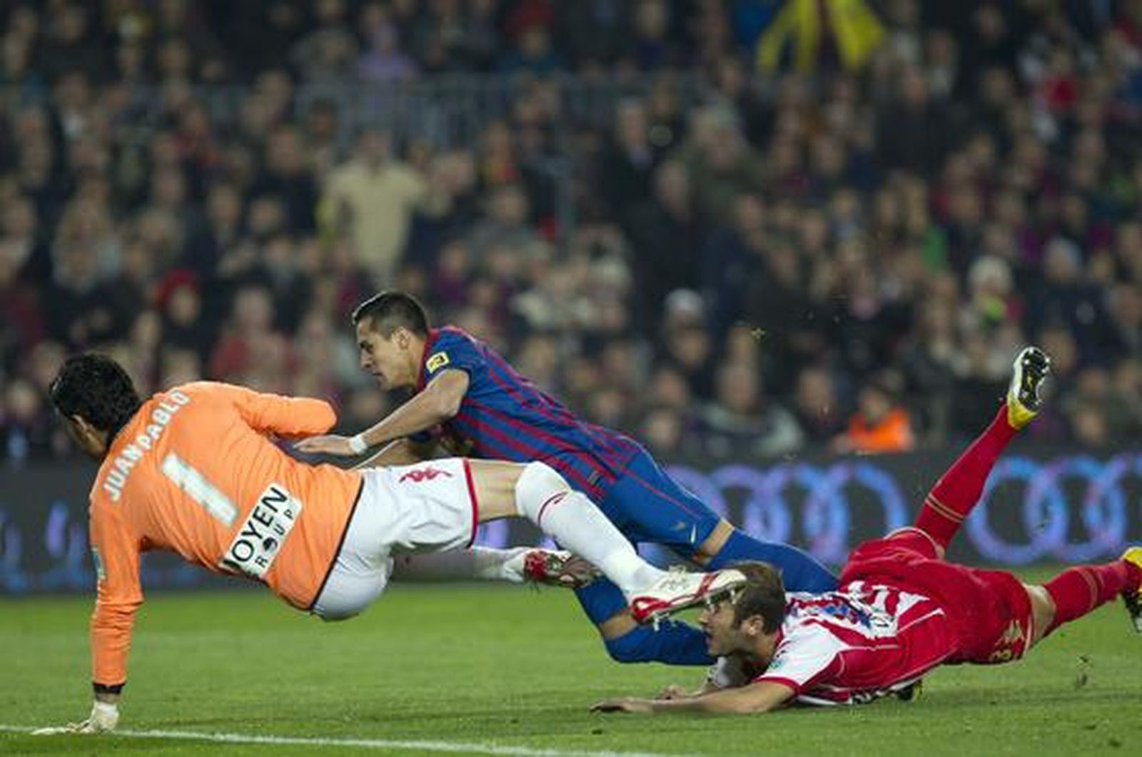 El Barcelona sufre para ganar con diez al Sporting de Gijón. / EFE