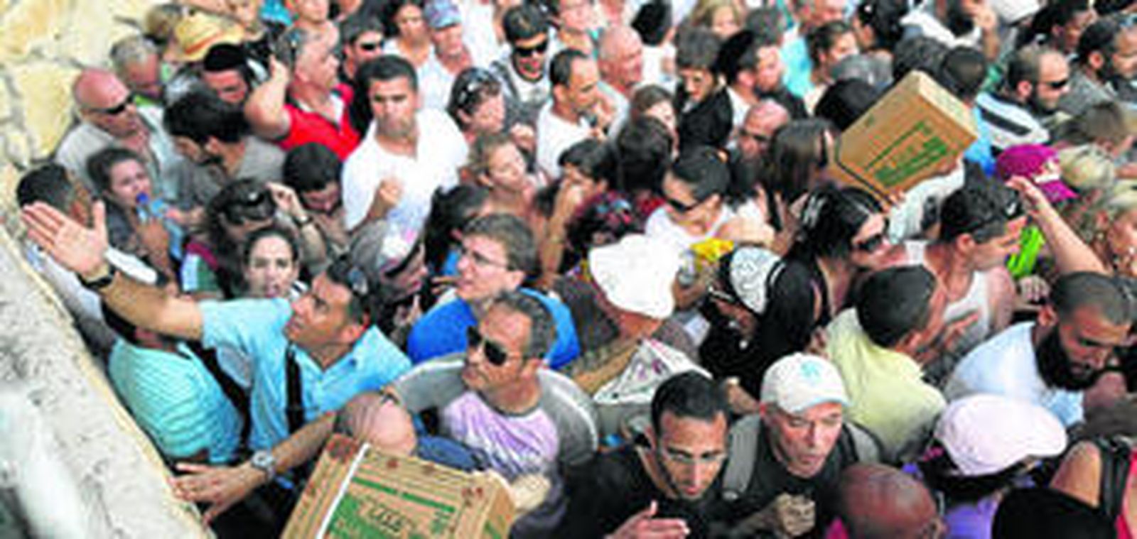 Un grupo de personas guardan cola para aprovisionarse de máscaras de gas en Haifa, en el norte de Israel.