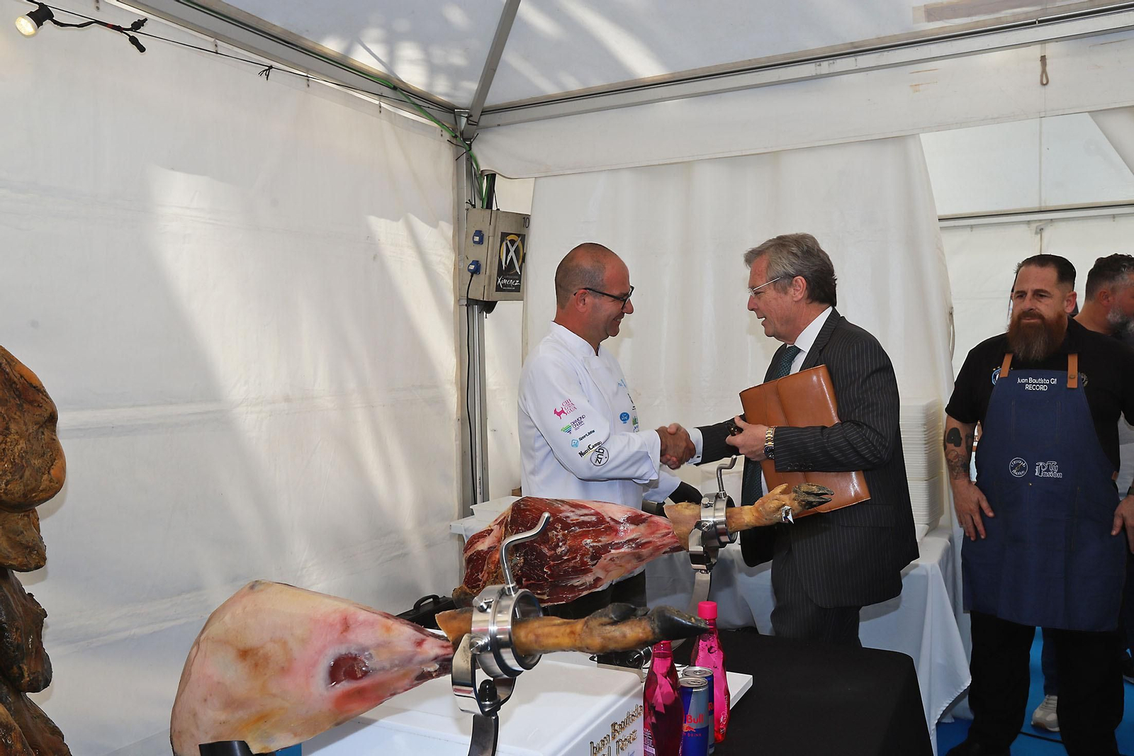 Imágenes del inicio del intento de conseguir el récord Guinnes de cortar jamón en Huelva