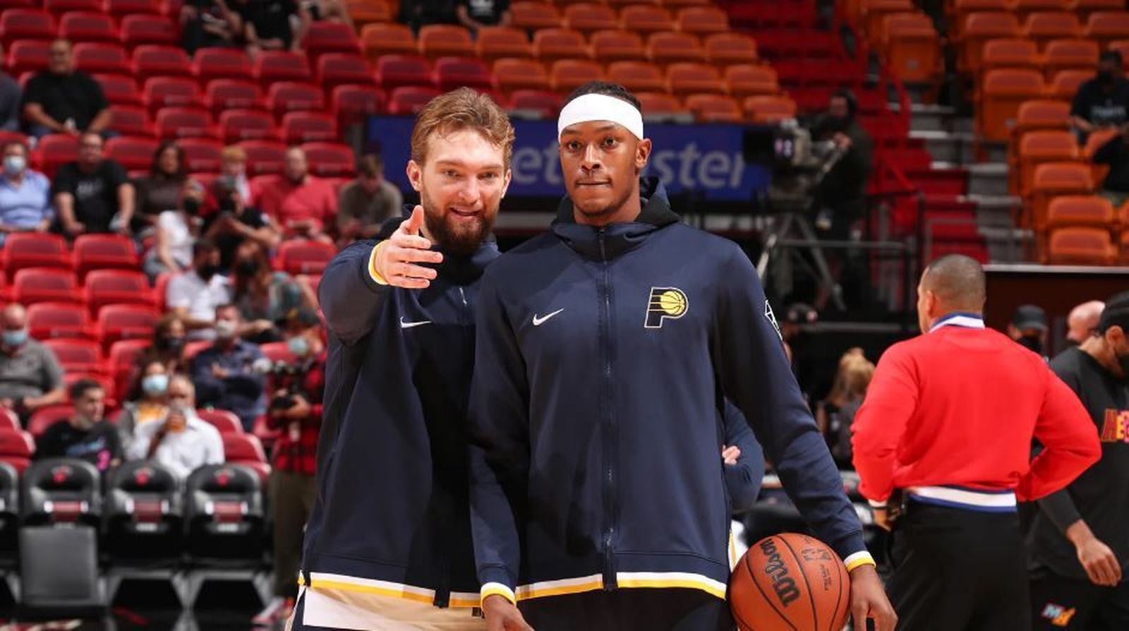 Domas Sabonis habla con Myles Turner en el calentamiento.