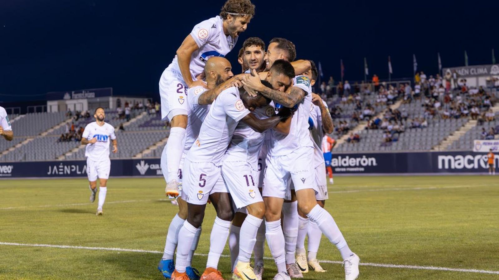 Los jugadores del Real Jaén celebran uno de los goles al Poli Almería. Los jugadores del Real Jaén celebran uno de los goles al Poli Almería.