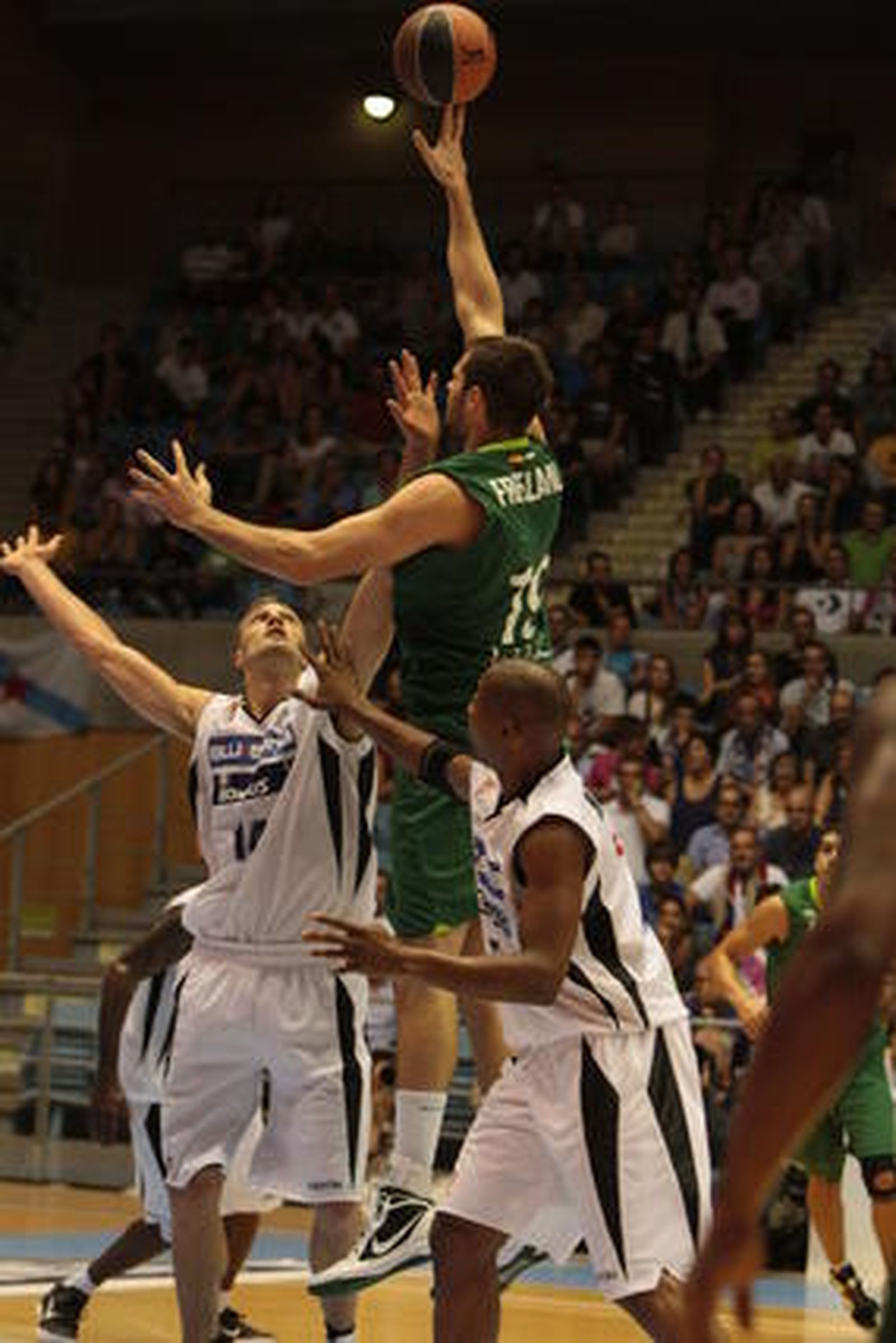 Unicaja vence en Santiago al Blusens Monbus por 71-78 después de sobreponerse a un mal inicio

Foto: ACBMEDIA