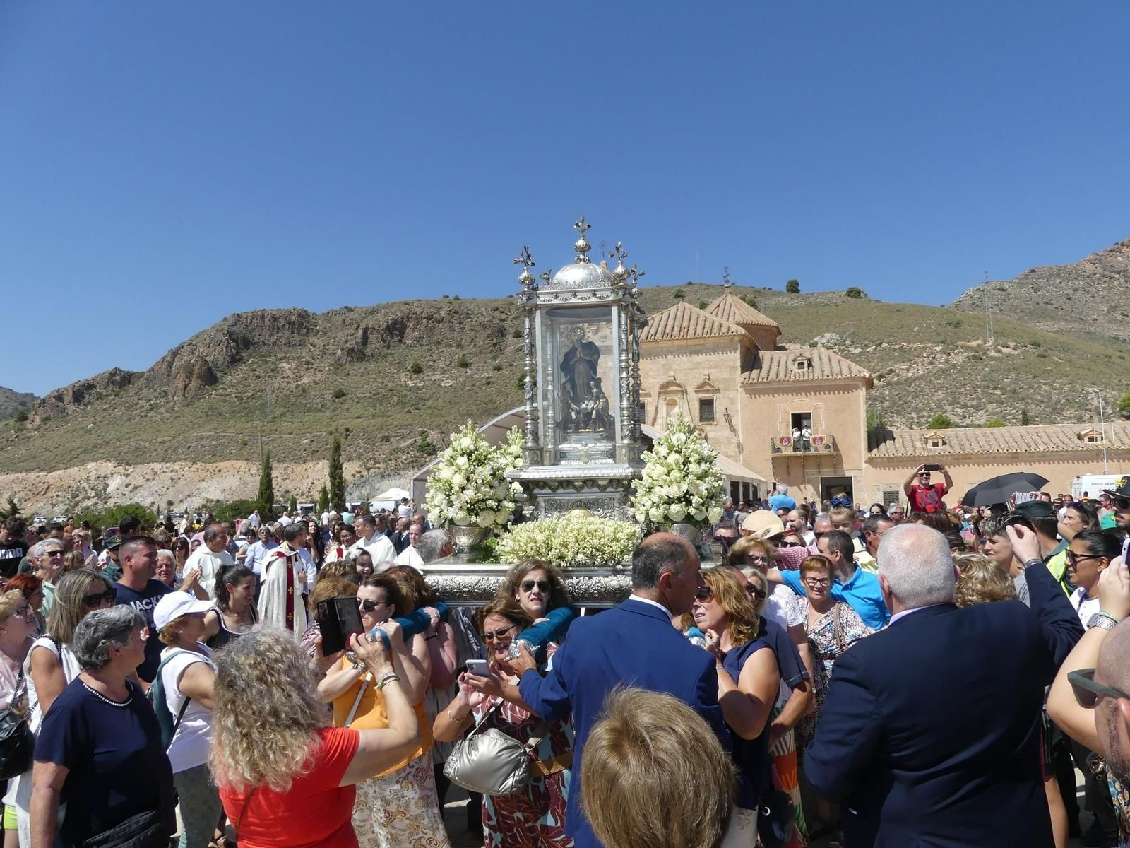 Los peregrinos cumplen con una promesa y respetan la tradición