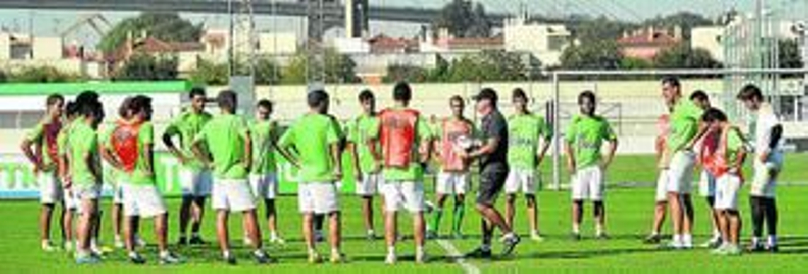 Pepe Mel ordena a su equipo durante el entrenamiento y, sin peto naranja, aparece el presumible once titular en el Santiago Bernabéu.