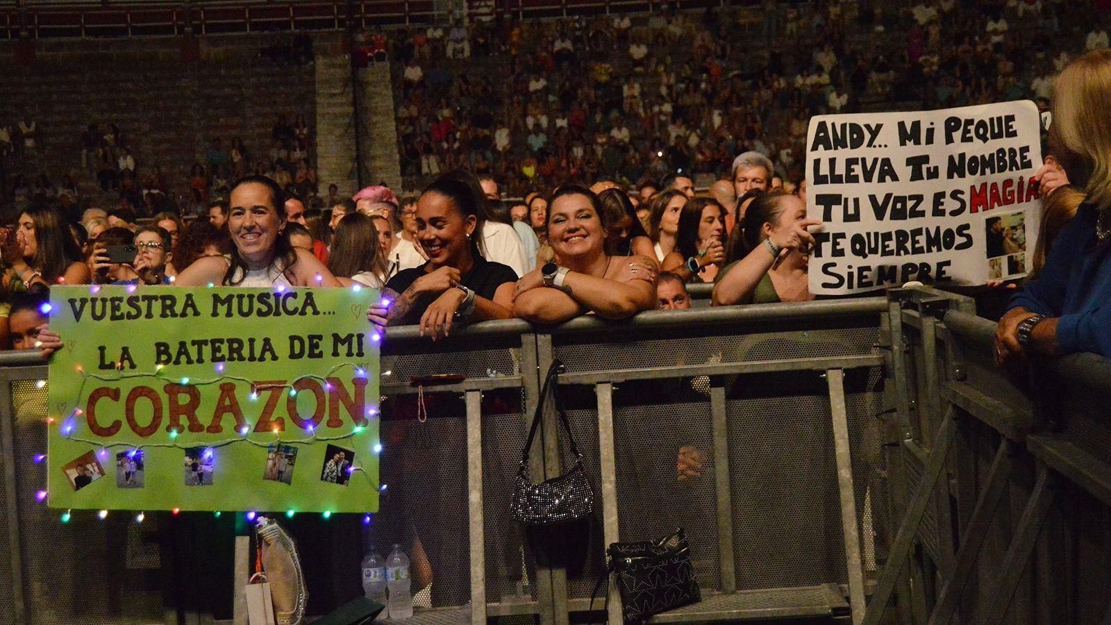 Algunas de las pancartas desplegadas en la Plaza de Toros de El Puerto.