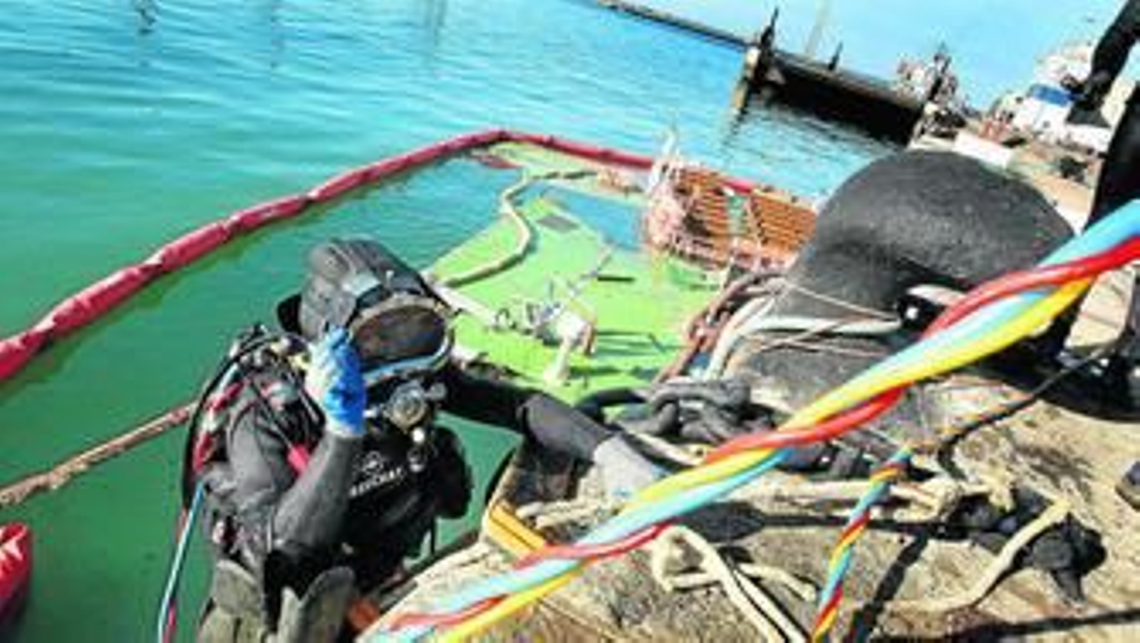 Un submarinista realiza tareas de preparación en el Vaporcito en la tarde de ayer.